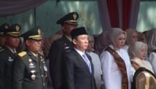 Suasana khidmat para tamu undangan, termasuk jajaran Pemerintah Provinsi Lampung dan unsur Forkopimda, saat mengikuti Upacara Peringatan HUT ke-81 TNI Tahun 2026 yang mengusung tema 