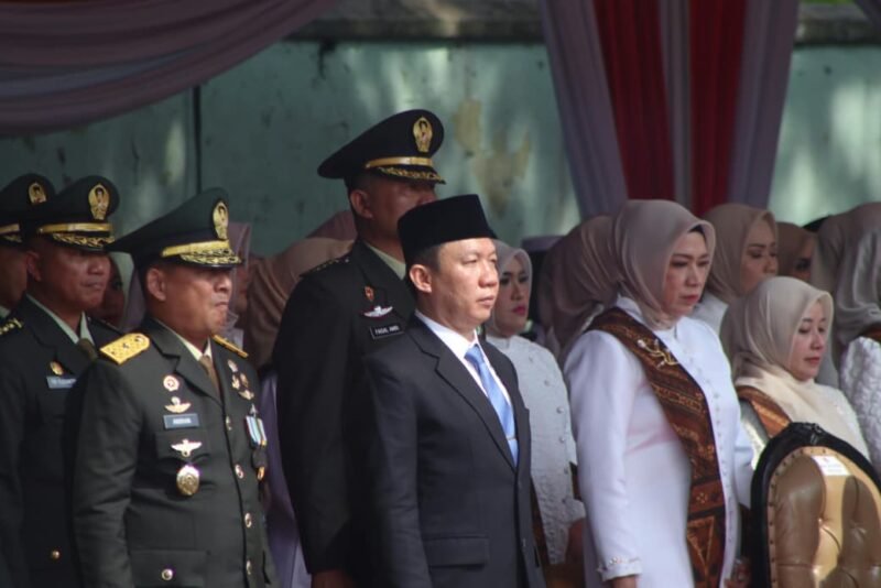 Suasana khidmat para tamu undangan, termasuk jajaran Pemerintah Provinsi Lampung dan unsur Forkopimda, saat mengikuti Upacara Peringatan HUT ke-81 TNI Tahun 2026 yang mengusung tema