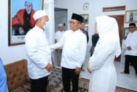 Andra Soni dan Ketua TP PKK Banten Tinawati Andra Soni saat berbincang langsung dengan pengurus Kenadziran Banten Lama KH Sadeli di Banten Lama, Serang.