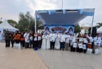 Deden Apriandhi foto bersama para penerima NIB, sertifikat halal, dan paket bantuan usai pembukaan Bazar HUT ke-26 Provinsi Banten di Keraton Surosowan.