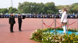 Andra Soni memimpin Upacara Peringatan HUT ke-26 Provinsi Banten di KP3B, Kota Serang. Ia menegaskan pentingnya menghadirkan pembangunan yang manfaatnya dapat dirasakan langsung oleh seluruh masyarakat.