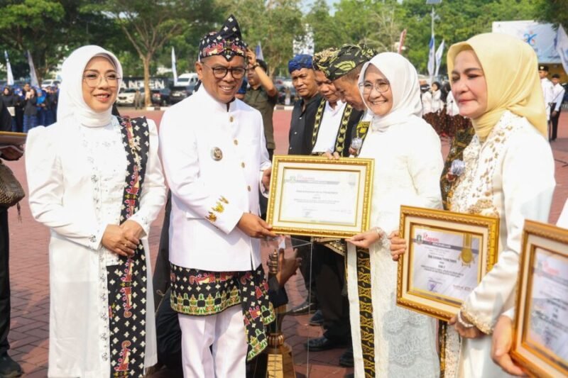 Andra Soni didampingi Ketua TP PKK Banten Tinawati Andra Soni menyerahkan piagam penghargaan Lomba Desa dan Kelurahan serta Satyalancana Karya Satya dalam rangkaian Upacara Peringatan HUT ke-26 Provinsi Banten di KP3B, Serang