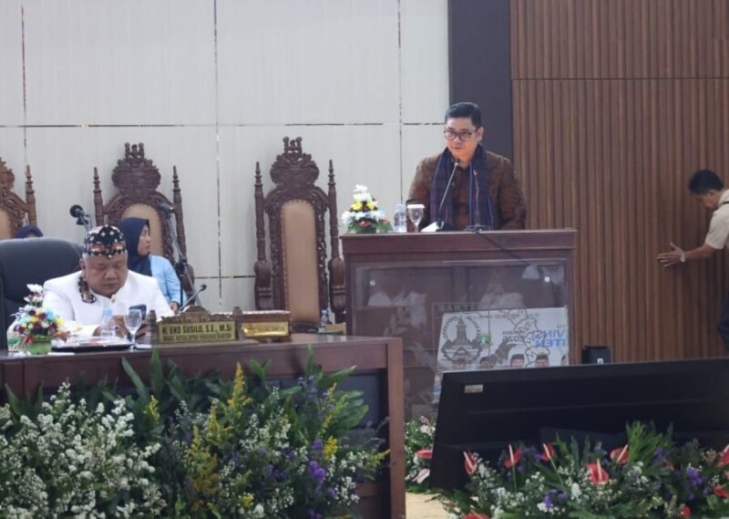 Staf Ahli Menteri Dalam Negeri Bidang Aparatur dan Pelayanan Publik Anwar Harun Damanik menyampaikan sambutan pada Rapat Paripurna Istimewa Peringatan HUT ke-26 Provinsi Banten