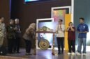 Foto Ana Windyawati, S.H., M.H., Staf Ahli Gubernur Bidang Hukum, Pemerintahan, dan Politik saat melakukan pemukulan gong sebagai tanda dibukanya The Future Fest 2026