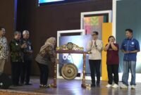 Foto Ana Windyawati, S.H., M.H., Staf Ahli Gubernur Bidang Hukum, Pemerintahan, dan Politik saat melakukan pemukulan gong sebagai tanda dibukanya The Future Fest 2026