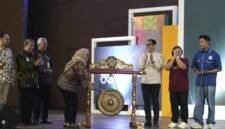 Foto Ana Windyawati, S.H., M.H., Staf Ahli Gubernur Bidang Hukum, Pemerintahan, dan Politik saat melakukan pemukulan gong sebagai tanda dibukanya The Future Fest 2026