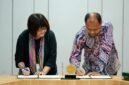 Penandatanganan MoA oleh Prof. Dr. Phil. Ridho Al-Hamdi, M.A. Dekan Fakultas Ilmu Sosial dan Politik (FISIPOL) selaku perwakilan UMY dan Chen, Jau-Rong dari MCUT.