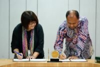 Penandatanganan MoA oleh Prof. Dr. Phil. Ridho Al-Hamdi, M.A. Dekan Fakultas Ilmu Sosial dan Politik (FISIPOL) selaku perwakilan UMY dan Chen, Jau-Rong dari MCUT.