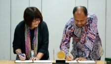 Penandatanganan MoA oleh Prof. Dr. Phil. Ridho Al-Hamdi, M.A. Dekan Fakultas Ilmu Sosial dan Politik (FISIPOL) selaku perwakilan UMY dan Chen, Jau-Rong dari MCUT.