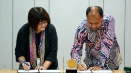 Penandatanganan MoA oleh Prof. Dr. Phil. Ridho Al-Hamdi, M.A. Dekan Fakultas Ilmu Sosial dan Politik (FISIPOL) selaku perwakilan UMY dan Chen, Jau-Rong dari MCUT.