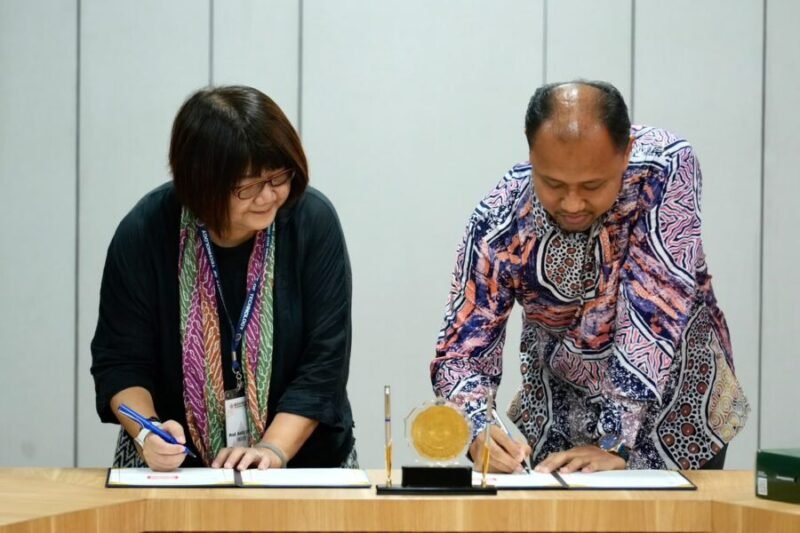 Penandatanganan MoA oleh Prof. Dr. Phil. Ridho Al-Hamdi, M.A. Dekan Fakultas Ilmu Sosial dan Politik (FISIPOL) selaku perwakilan UMY dan Chen, Jau-Rong dari MCUT.