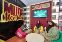 Siswi SMA N 1 Sedayu berfoto bersama di UMY Corner