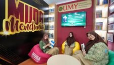 Siswi SMA N 1 Sedayu berfoto bersama di UMY Corner