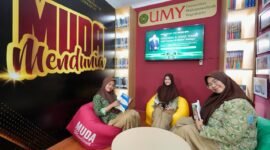 Siswi SMA N 1 Sedayu berfoto bersama di UMY Corner
