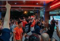 Momentum kebersamaan Sekretaris Daerah Provinsi Lampung Marindo Kurniawan, jajaran ASN Pemprov, dan masyarakat saat nobar laga sengit Final FIFA ASEAN Cup 2026: Indonesia vs Thailand di halaman Kantor Gubernur Lampung