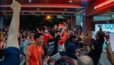 Momentum kebersamaan Sekretaris Daerah Provinsi Lampung Marindo Kurniawan, jajaran ASN Pemprov, dan masyarakat saat nobar laga sengit Final FIFA ASEAN Cup 2026: Indonesia vs Thailand di halaman Kantor Gubernur Lampung