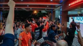 Momentum kebersamaan Sekretaris Daerah Provinsi Lampung Marindo Kurniawan, jajaran ASN Pemprov, dan masyarakat saat nobar laga sengit Final FIFA ASEAN Cup 2026: Indonesia vs Thailand di halaman Kantor Gubernur Lampung