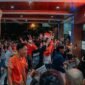Momentum kebersamaan Sekretaris Daerah Provinsi Lampung Marindo Kurniawan, jajaran ASN Pemprov, dan masyarakat saat nobar laga sengit Final FIFA ASEAN Cup 2026: Indonesia vs Thailand di halaman Kantor Gubernur Lampung