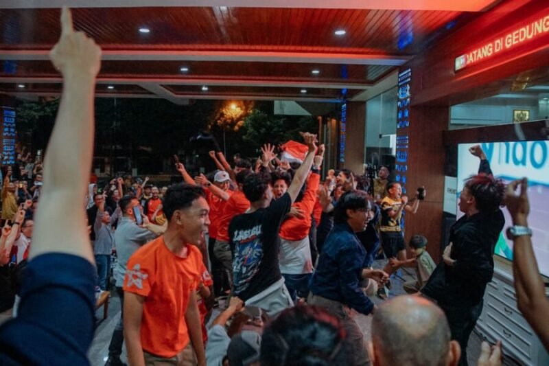 Momentum kebersamaan Sekretaris Daerah Provinsi Lampung Marindo Kurniawan, jajaran ASN Pemprov, dan masyarakat saat nobar laga sengit Final FIFA ASEAN Cup 2026: Indonesia vs Thailand di halaman Kantor Gubernur Lampung