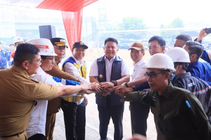 H. Herman Deru (tengah) melakukan tos bersama jajaran pejabat Pemprov dan BBWS Sumatera VIII, menandai sinergi dimulainya perluasan Kolam Retensi Simpang Polda