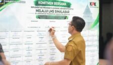 Dadang Supriatna menandatangani papan komitmen bersama implementasi program E-Learning ASN Berintegritas melalui LMS SIMALABAR di Gedung Mohammad Toha, Soreang