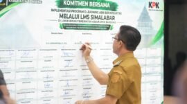 Dadang Supriatna menandatangani papan komitmen bersama implementasi program E-Learning ASN Berintegritas melalui LMS SIMALABAR di Gedung Mohammad Toha, Soreang