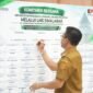 Dadang Supriatna menandatangani papan komitmen bersama implementasi program E-Learning ASN Berintegritas melalui LMS SIMALABAR di Gedung Mohammad Toha, Soreang