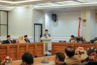 Marindo Kurniawan (tengah) memberikan arahan kepada kedua pejabat yang baru dilantik. Dalam arahannya, Marindo menekankan pentingnya jabatan pemerintahan sebagai amanah untuk melayani masyarakat.