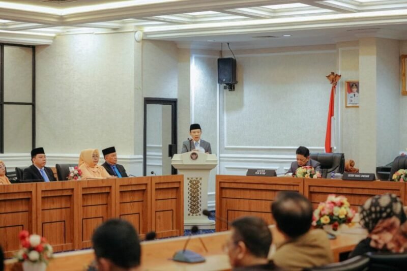 Marindo Kurniawan (tengah) memberikan arahan kepada kedua pejabat yang baru dilantik. Dalam arahannya, Marindo menekankan pentingnya jabatan pemerintahan sebagai amanah untuk melayani masyarakat.