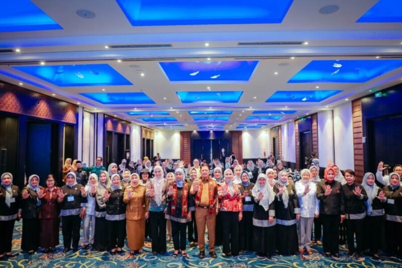 Foto bersama Asisten Bidang Pemerintahan & Kesra Setda Lampung M. Firsada, Ketua TP-PKK Lampung Purnama Wulan Mirza, Ketua DWP Lampung Agnesia Bulan Marindo, dan seluruh peserta Musda V KPPI Provinsi Lampung di Hotel Akar