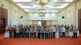 Rahmat Mirzani Djausal foto bersama lintas sektor usai kegiatan sinergi dan kolaborasi CSR dengan dunia usaha di Kantor Perwakilan Bank Indonesia Provinsi Lampung
