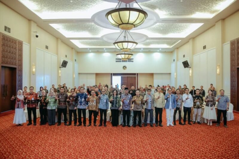 Rahmat Mirzani Djausal foto bersama lintas sektor usai kegiatan sinergi dan kolaborasi CSR dengan dunia usaha di Kantor Perwakilan Bank Indonesia Provinsi Lampung