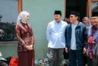 Jihan Nurlela berfoto bersama perwakilan mahasiswa penerima beasiswa PW Pergunu Lampung Angkatan XII sebelum keberangkatan ke Mojokerto.