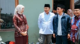 Jihan Nurlela berfoto bersama perwakilan mahasiswa penerima beasiswa PW Pergunu Lampung Angkatan XII sebelum keberangkatan ke Mojokerto.