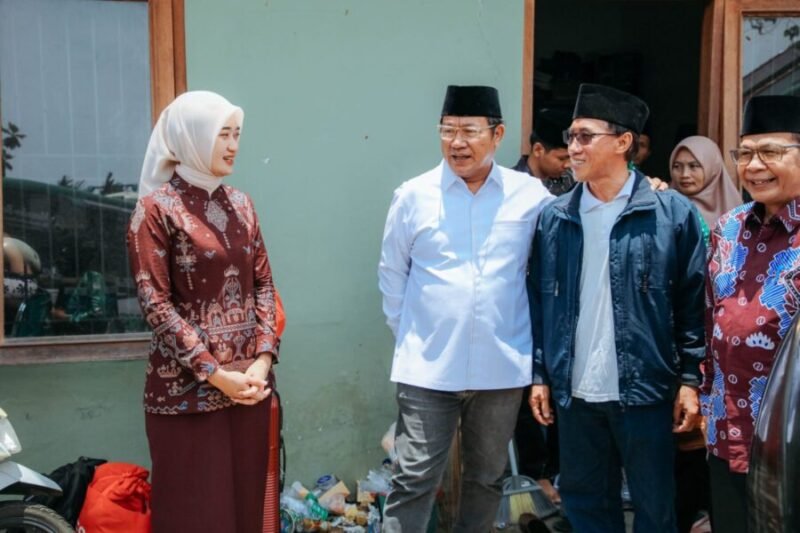 Jihan Nurlela berfoto bersama perwakilan mahasiswa penerima beasiswa PW Pergunu Lampung Angkatan XII sebelum keberangkatan ke Mojokerto.