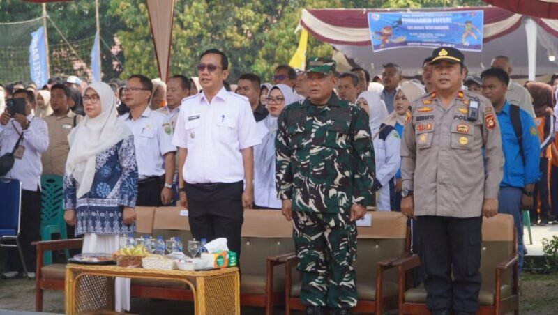 Suasana khidmat upacara pembukaan, dihadiri oleh Wagub Cik Ujang, unsur Forkopimcam Gelumbang, kepala sekolah, serta tamu undangan lainnya.