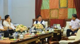 H. Herman Deru (tengah) berdiskusi serius dengan Direktur Utama PT KAI Logistik Yuskal Setiawan (kanan) mengenai Proyek TBB Kramasan.