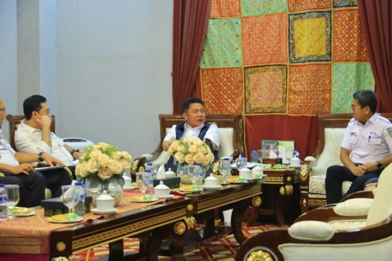 H. Herman Deru (tengah) berdiskusi serius dengan Direktur Utama PT KAI Logistik Yuskal Setiawan (kanan) mengenai Proyek TBB Kramasan.