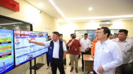 H. Herman Deru memberikan penjelasan kepada Wamen LH RI Diaz Faisal Malik Hendropriyono mengenai situasi terkini dan sebaran titik panas (hotspot) karhutla di wilayah Sumatera Selatan melalui layar monitor Pusdalops BPBD Sumsel.