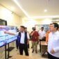 H. Herman Deru memberikan penjelasan kepada Wamen LH RI Diaz Faisal Malik Hendropriyono mengenai situasi terkini dan sebaran titik panas (hotspot) karhutla di wilayah Sumatera Selatan melalui layar monitor Pusdalops BPBD Sumsel.