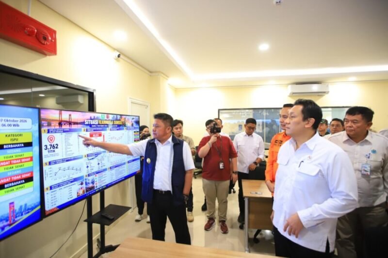 H. Herman Deru memberikan penjelasan kepada Wamen LH RI Diaz Faisal Malik Hendropriyono mengenai situasi terkini dan sebaran titik panas (hotspot) karhutla di wilayah Sumatera Selatan melalui layar monitor Pusdalops BPBD Sumsel.