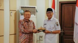 Rahmat Mirzani Djausal menyerahkan cenderamata secara simbolis kepada perwakilan audiensi sebagai bentuk penguatan sinergi pengembangan PLTP Rajabasa.