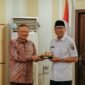 Rahmat Mirzani Djausal menyerahkan cenderamata secara simbolis kepada perwakilan audiensi sebagai bentuk penguatan sinergi pengembangan PLTP Rajabasa.