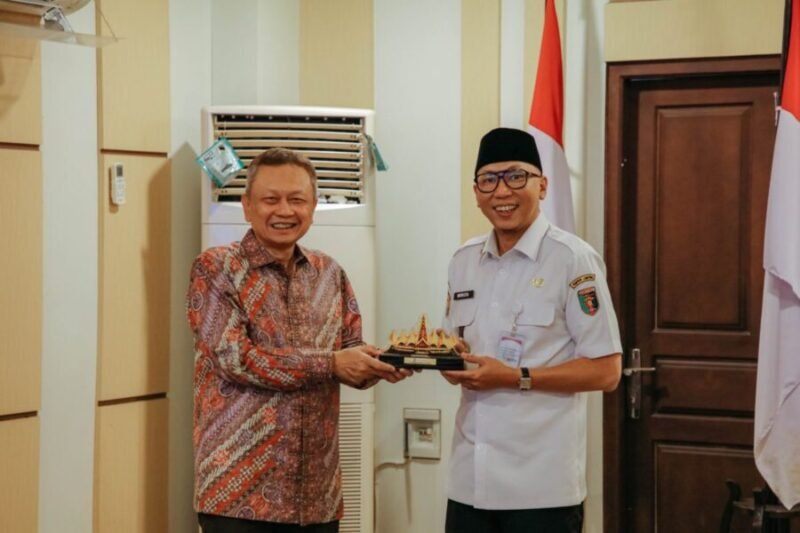 Rahmat Mirzani Djausal menyerahkan cenderamata secara simbolis kepada perwakilan audiensi sebagai bentuk penguatan sinergi pengembangan PLTP Rajabasa.