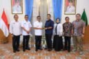 Andra Soni berfoto bersama manajemen PTPN IV Regional Banten usai penyerahan cenderamata di Gedung Negara Provinsi Banten.