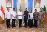 Andra Soni berfoto bersama manajemen PTPN IV Regional Banten usai penyerahan cenderamata di Gedung Negara Provinsi Banten.