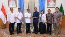 Andra Soni berfoto bersama manajemen PTPN IV Regional Banten usai penyerahan cenderamata di Gedung Negara Provinsi Banten.