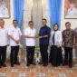 Andra Soni berfoto bersama manajemen PTPN IV Regional Banten usai penyerahan cenderamata di Gedung Negara Provinsi Banten.