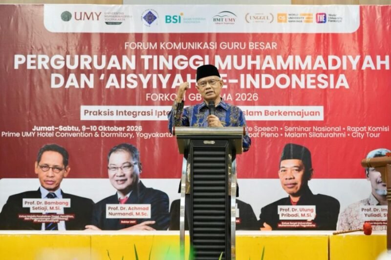 Foto Ketua Umum PP Muhammadiyah, Prof. Dr. Haedar Nashir, M.Si saat membuka acara FORKOM GB PTMA di UMY