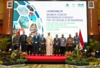 Suahasil Nazara berfoto bersama Presiden IsDB Group Dr. Muhammad Al Jasser dan jajaran pejabat terkait pada acara peluncuran MCPS Indonesia–IsDB 2026–2030.